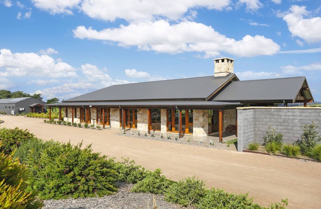 Impresionante Homestead en 100 acres, en las tierras altas del sur.