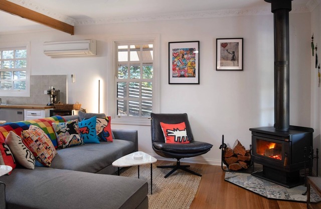 Wrenwood Cottage 2 bedroom miners cottage with wood fire, 6 seater outdoor spa and 2 person indoor s
