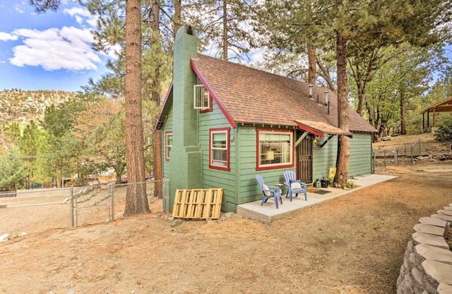 Wrightwood Cabin with Cozy Interior!