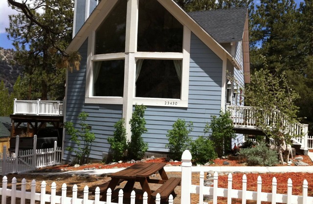 Wrightwood chalet with a/c, fireplace, elevated deck and beautiful views.