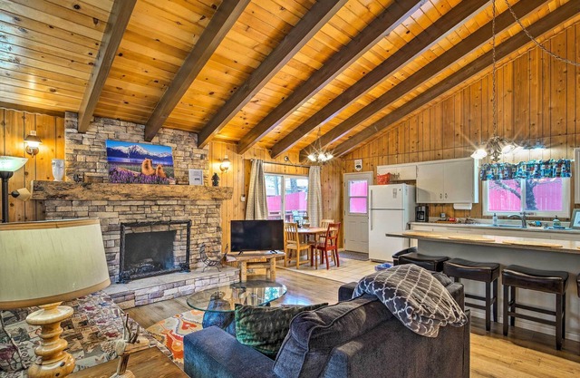 Wrightwood Home with Fire Pit < 1 Mi to Downtown!