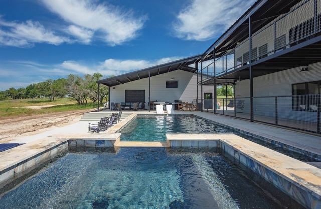 Xenia Creek Barndo l hot tub l pool l Valley Mills, Clifton, Waco, Gatesville