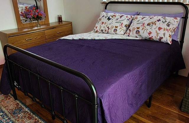 XL Tukwila Bedroom+Queen Bed+ 50"TV+Kitchenette+Coffee Bar "Private XL Bathroom"