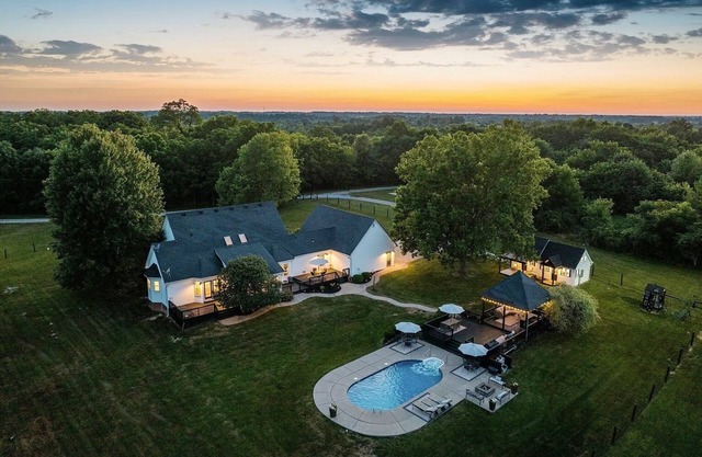 High Spirits Estate - Pool, Hot Tub, Game Room, EV charger, Sleeps 20