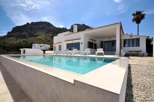 XOROI- Villa primera linea mar con vistas a Bahía Alcudia