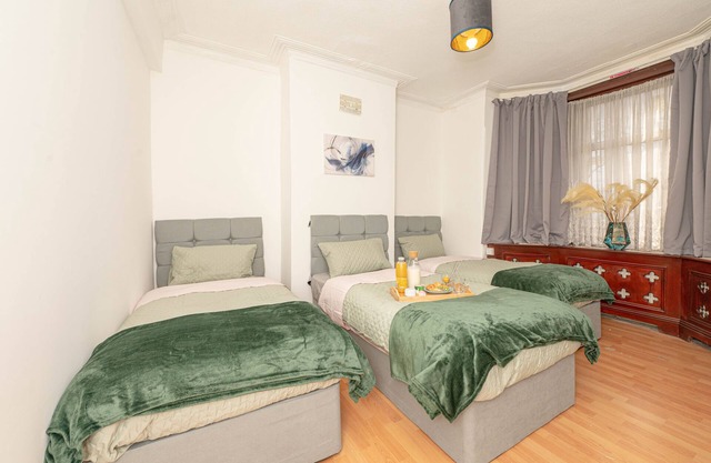 Xtra Large 4BR House, Nrtrain, Excel, London City