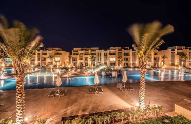 Xuru Stays I Exotic 1bdr w/ Outdoor Terrace Pool & Beach Access