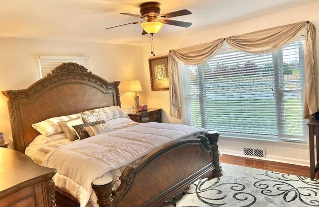 Nice 2 bed/1bath house, shopping nearby, trail, playground, river. sleep 4