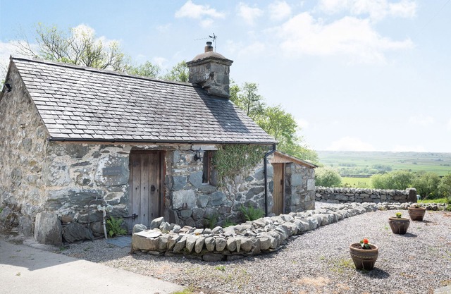 Y Becws, LLANBEDR
