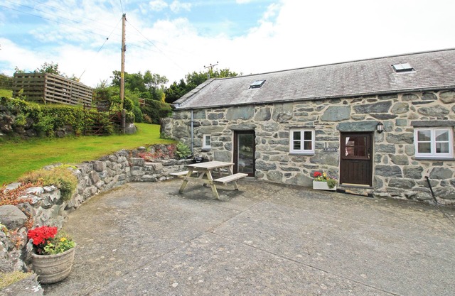Y BEUDY (THE OLD BYRE), pet friendly, with a garden in Llanbedr