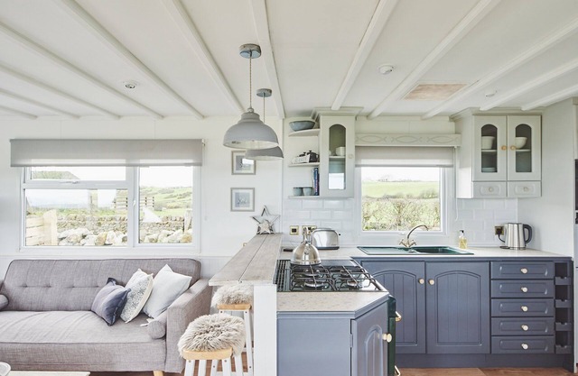 Little Mountain View - with stunning views and hot tub sleeps