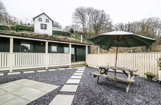 Y FELIN - CELYN, pet friendly, character holiday cottage in Borth