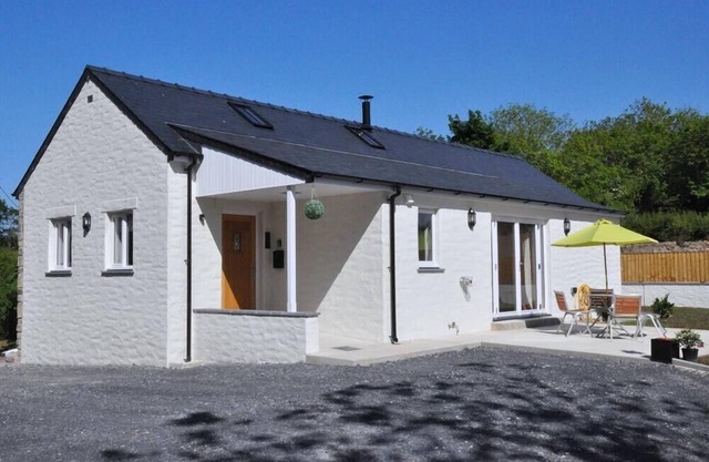 Y FELIN, pet friendly, with hot tub in Cardigan