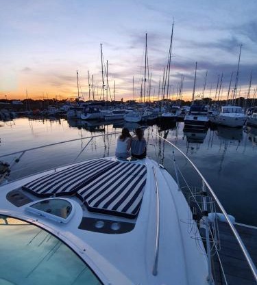 Y-Knot-Two Bedroom Luxury Motor Boat In Lymington