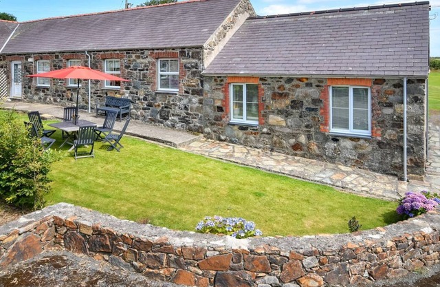 Una de las cuatro casas de vacaciones en Bwlch Farm, Y Stabl es una conversión de piedra fabulosa que conserva el ori