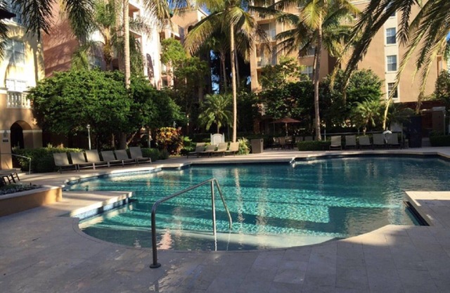Apartamento Yacht Club en Aventura ~ Bellamente actualizado primer piso junto a la piscina