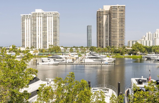 Club de Yates en Aventura. Increíble vista al agua, recientemente renovado