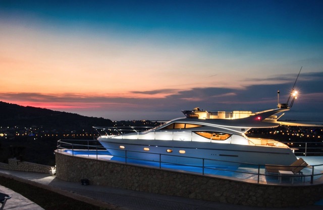 Yate con piscina privada y vistas panorámicas al mar y la ciudad @ Silencio Luxury Homes