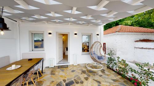 Yalos luxury home