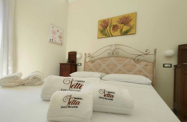 "Yarns and Embroidery" suite with living room, private bathroom, garden and hydro bath