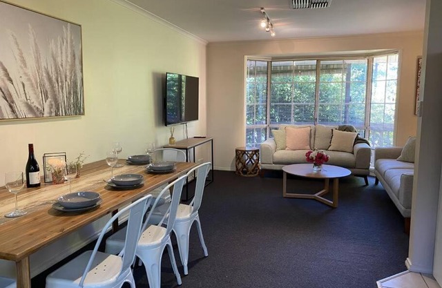 Yarra House - Comfortable 3 bedroom home close to everything!