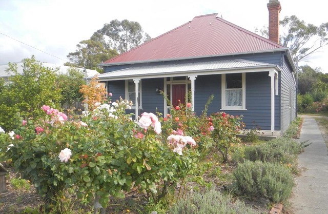Yarram Cottage: Art and Accommodation