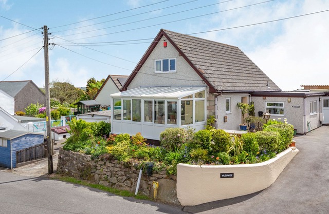 Yazumez, ST. AUSTELL