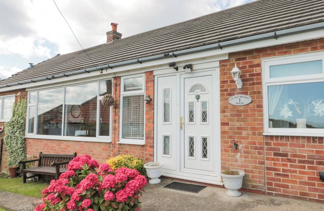 YE OLD ROCKET HOUSE, pet friendly, with a garden in Flamborough