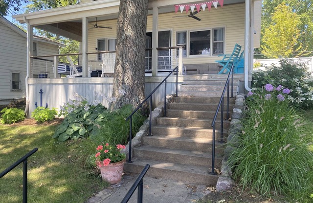 Year around, updated, lakefront home on beautiful all-sport Webster Lake.