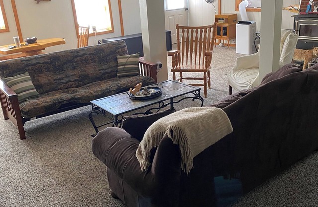 Year-round 3-bed Lodge sleeps 10-12! Large Living room, ORV Trails, WiFi, AC.