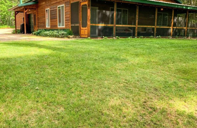 Year Round Dog-friendly Lake Cabin on ATV & Snowmobile trails - sleeps 9 -Outing