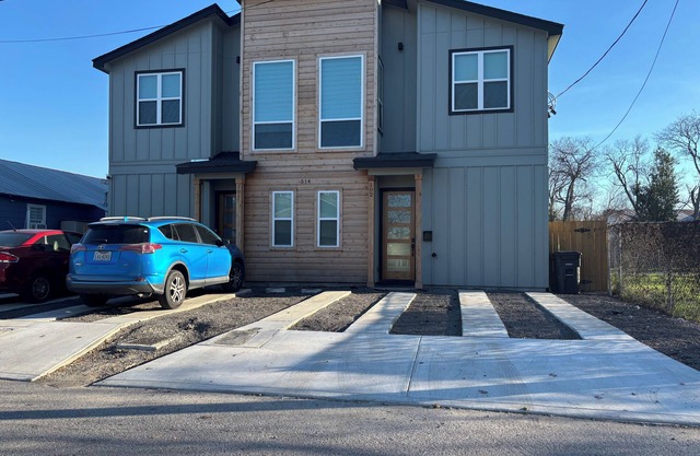 Yee-Haw Charming 2-bedroom townhome in San Antonio 5 minutes from Riverwalk.