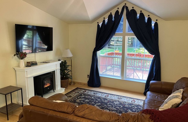 Yellow cottage in the woods- 5 min from beach!