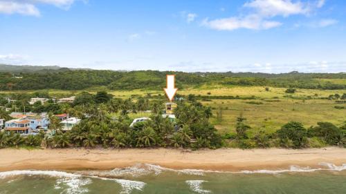 Yellow House Unit A - 2 min walk to the Beach