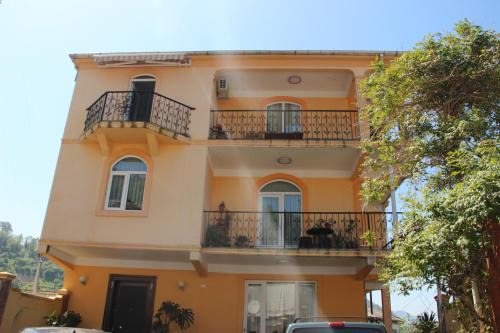 Yellow House - Vaja