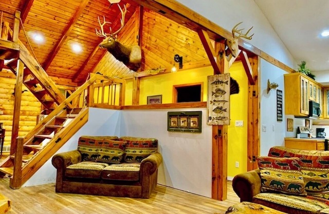 Yellow River Lodge 6-bedroom cabin w/Pool &Hot Tub & Pool Table