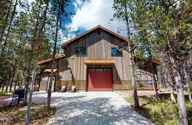 Yellowstone Days* 1Br-1Ba Apartment, Sleeps 2, Wifi, 25 Miles to Yellowstone