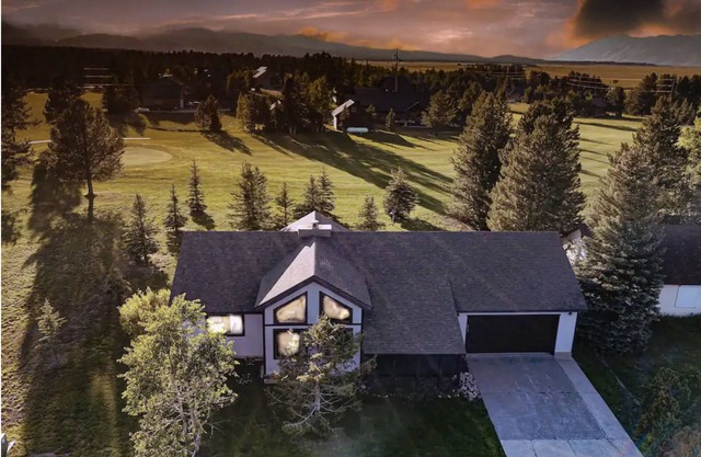 Yellowstone Sunset Lodge+Hotub+AC+WiFI+20 mins to Yellowstone's West Gate