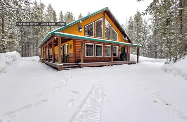 Yellowstone Wolf Lodge+HOTUB+WIFI+AC+22 min to YNP