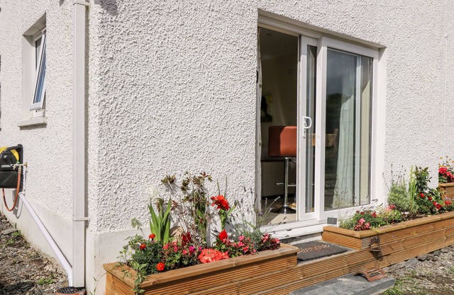 YEMBLE ROSE, pet friendly, character holiday cottage in Llechryd