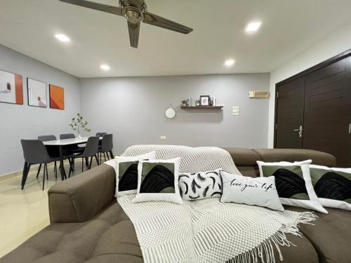 YOLO4 4BR 10PAX CentralTown Netflix