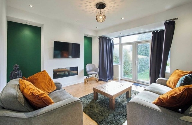 York City House- Close to Town Centre with Free Parking