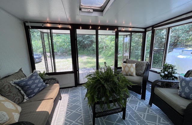 York View House. Newly Listed June 2023!! A 2 bedroom home ready for your visit