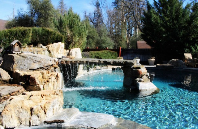 Casa en el área de Yosemite con acceso privado al río, piscina impresionante: perfecta para familias