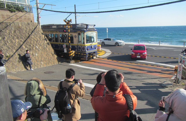 ¡Puedes experimentar la ciudad que es el Japón tradicional y una playa moderna!