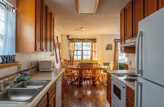 You Don’t Want to Miss This! Full Kitchen, Outdoor Pool, Free Parking!