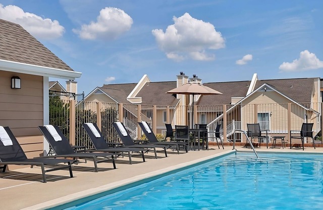 You Found it! 2 Comfortable Units, Free Breakfast, Free Parking, Onsite Pool