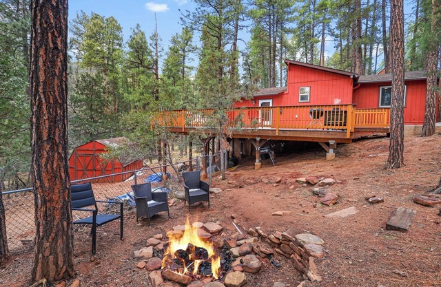 Cozy vintage cabin in the heart of Strawberry!