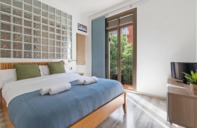 Tu base en Barcelona: Acogedor apartamento junto a Sant Pau y el metro con aire acondicionado y balc