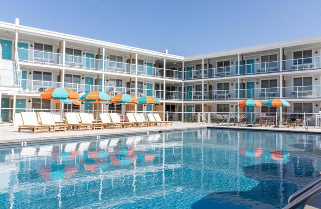 Your Beachside Oasis: Kitchenette, Swimming Pool and Beach Perks